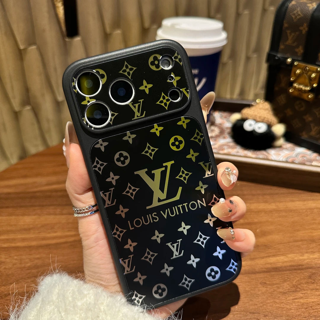 Luxuriöses, mattes Monogram-Gehäuse mit stoßdämpfenden, weichen Kanten