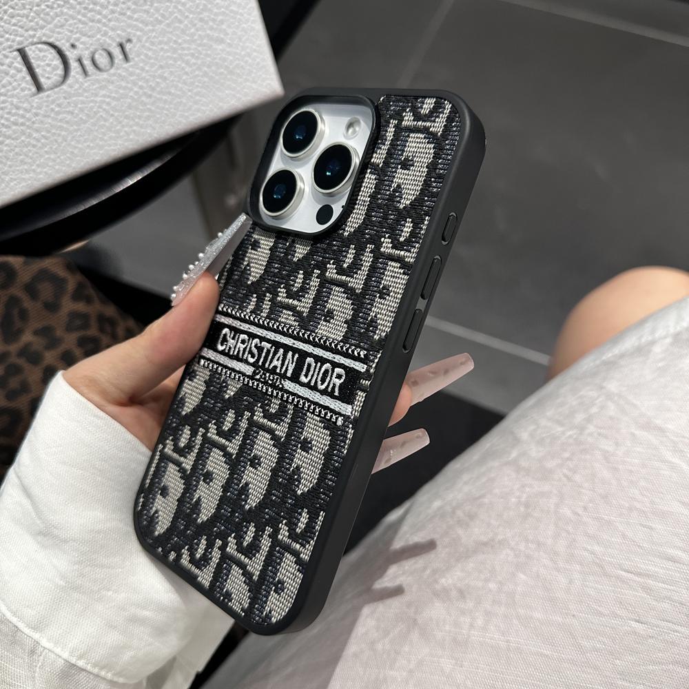Dizajnovo inšpirované látkové puzdro na iPhone s vyšívaným detailom