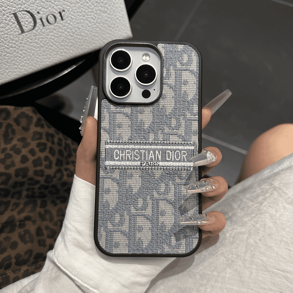 Dizajnovo inšpirované látkové puzdro na iPhone s vyšívaným detailom