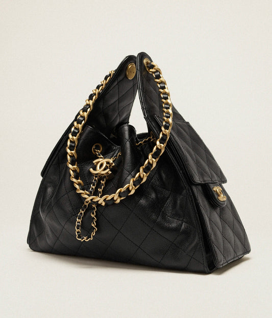 25 Kleine Handtasche aus genarbtem Kalbsleder & Goldfarbene Metalltasche